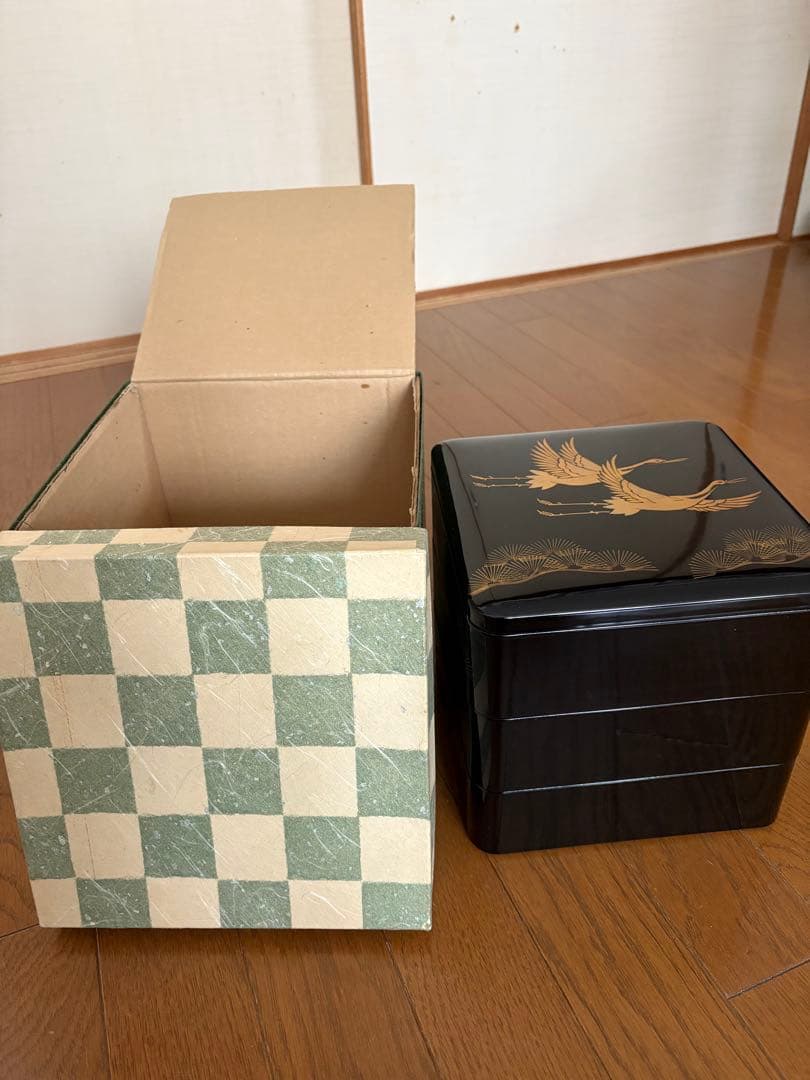 黒漆器重箱 鶴と扇の金箔装飾