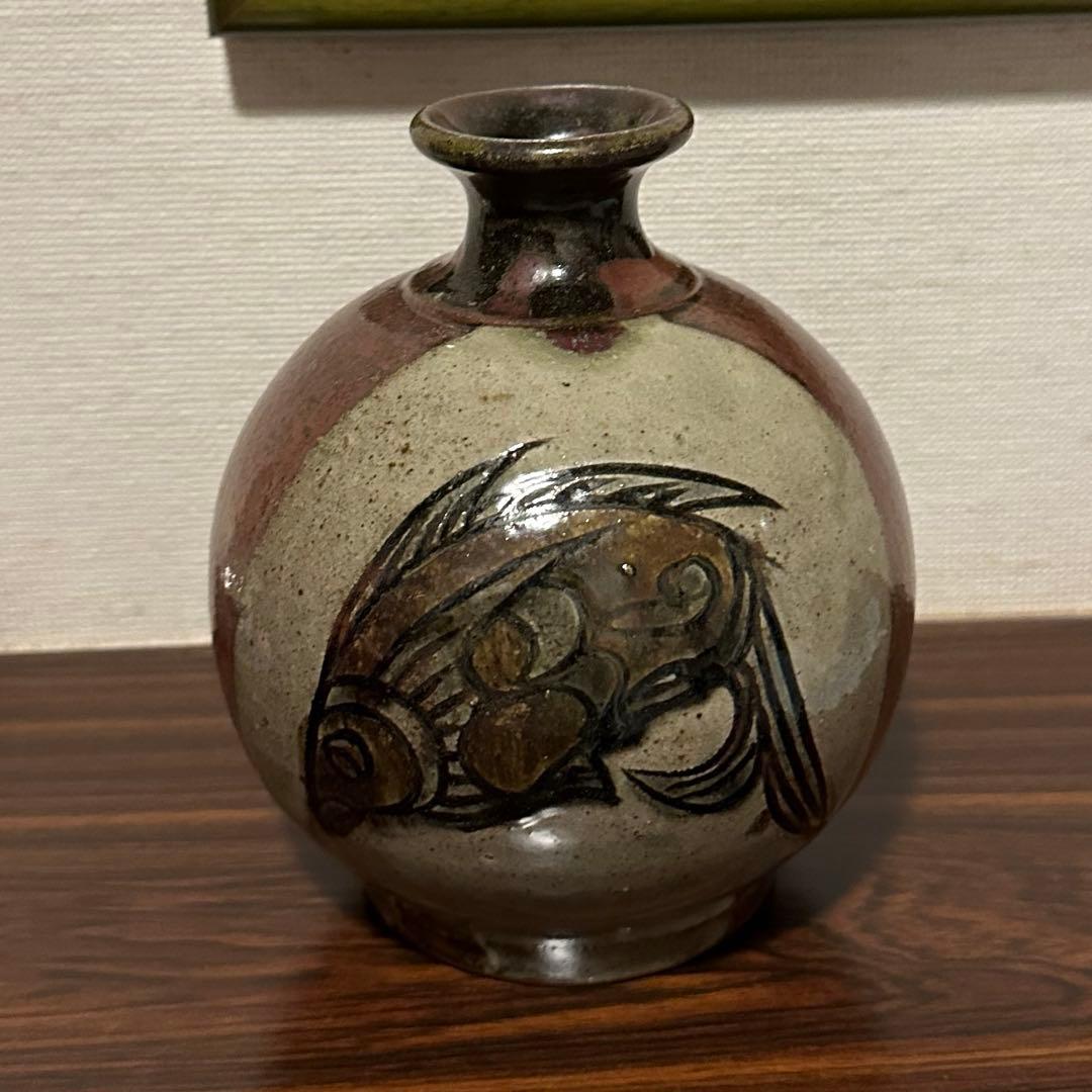 宮城須美子作　線彫魚紋　壺