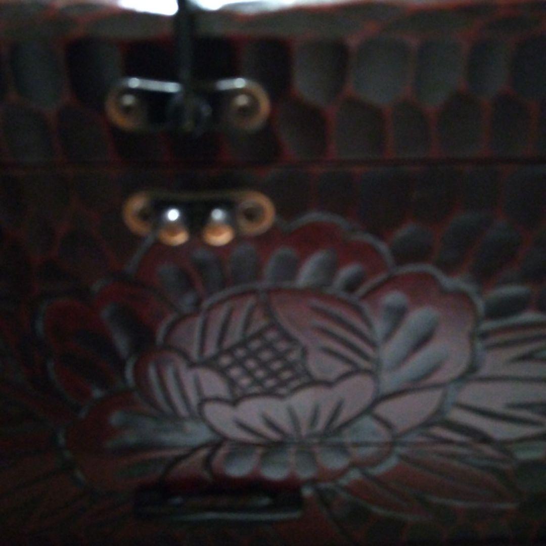 鎌倉彫木製ティッシュボックス 赤黒波模様