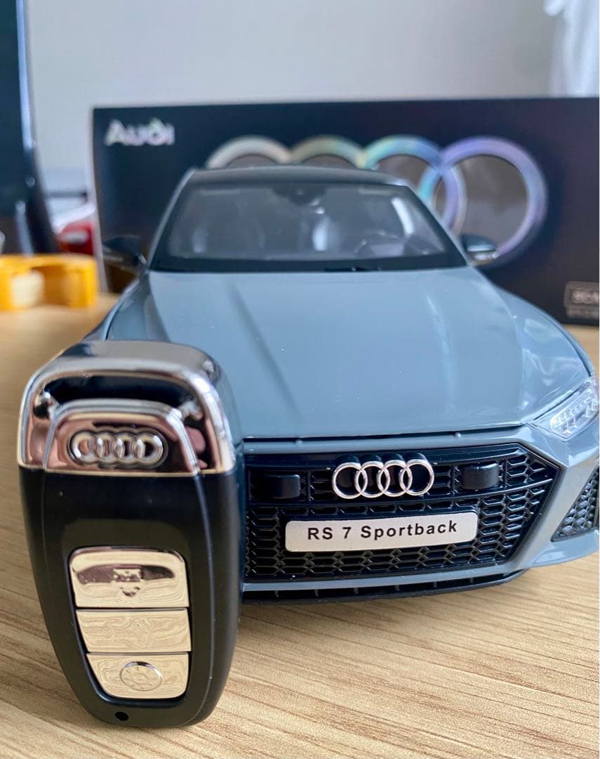 1/18 アウディ 合金ミニカー ライト音付 リモコンキー有