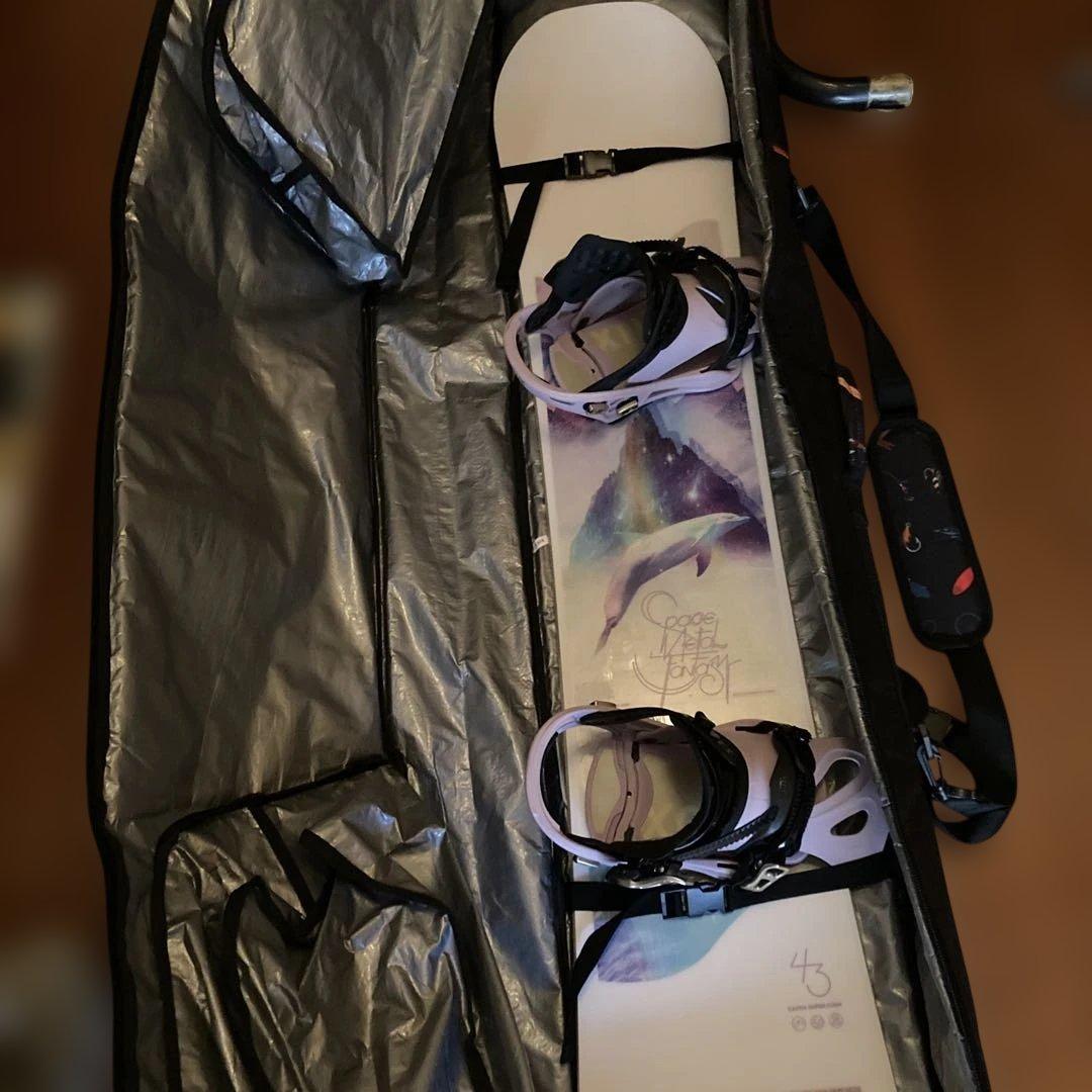 スノーボードとバインディングとバッグ
