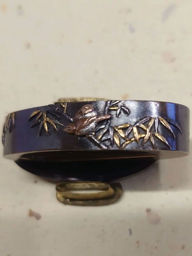 縁頭、山金地に竹に雀図