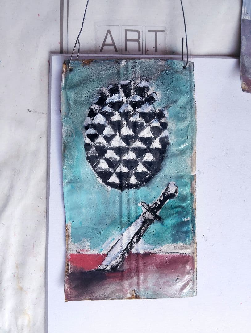 剣と装飾的オブジェクトの油彩画