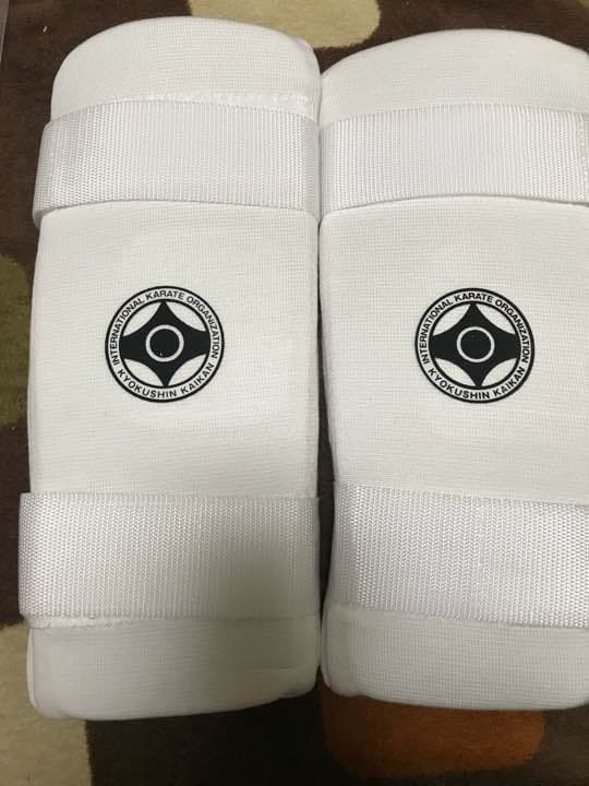 空手では必ず必要なオープンフィンガー1個とすねサポーター1個です！