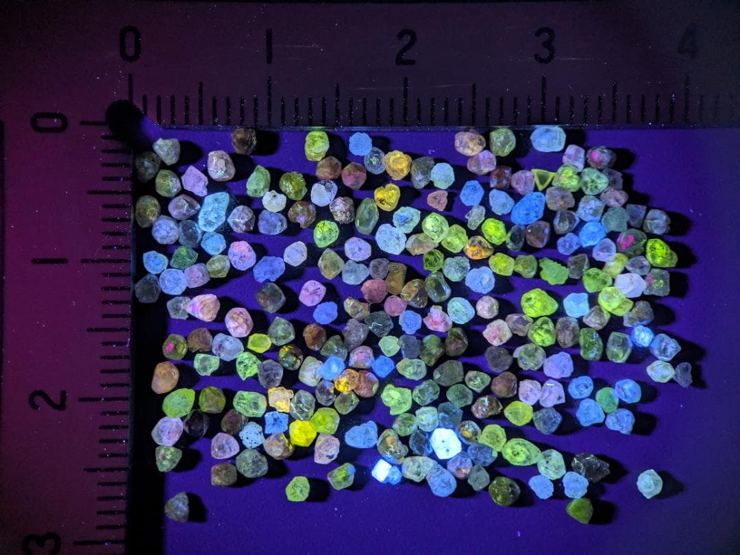 天然ダイヤモンド原石（蛍光アリ）　合計10カラット