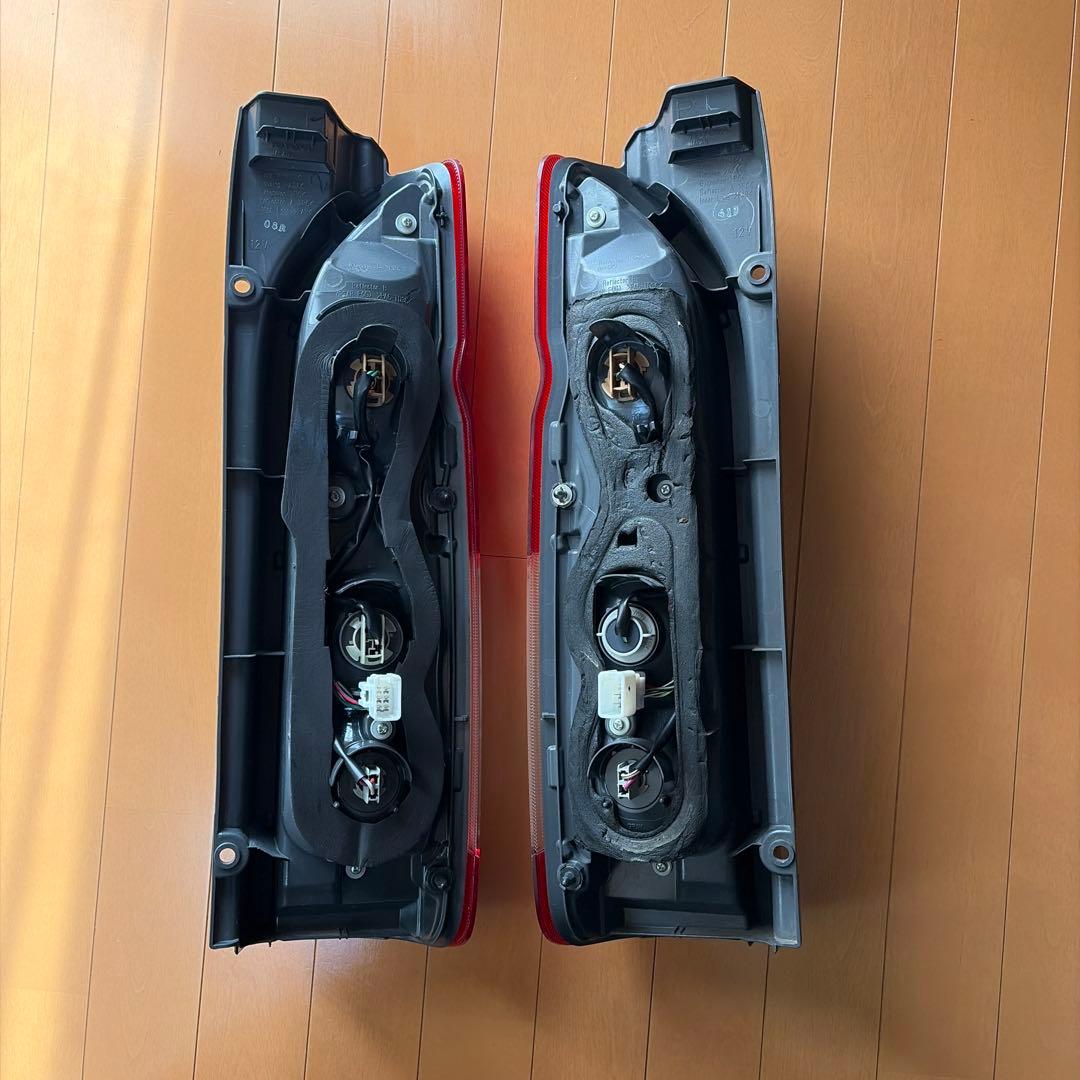 ハイエース　テールライト 左右セット