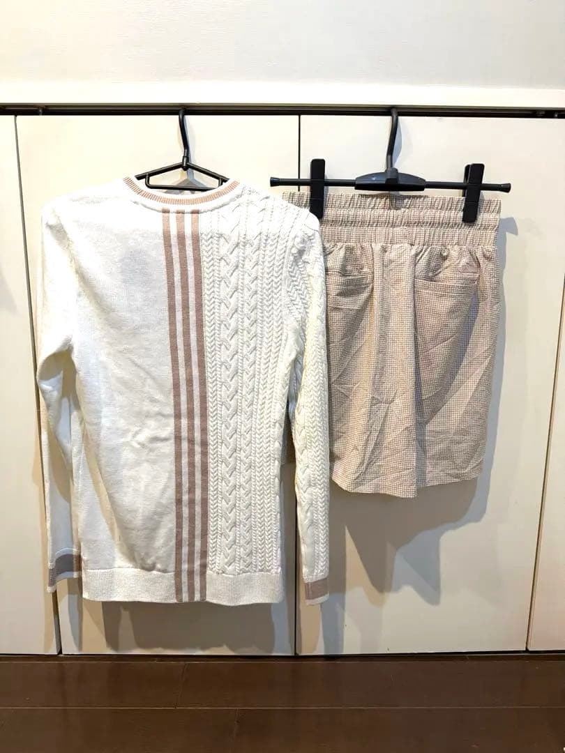 adidas 白ニットとベージュキュロットセット
