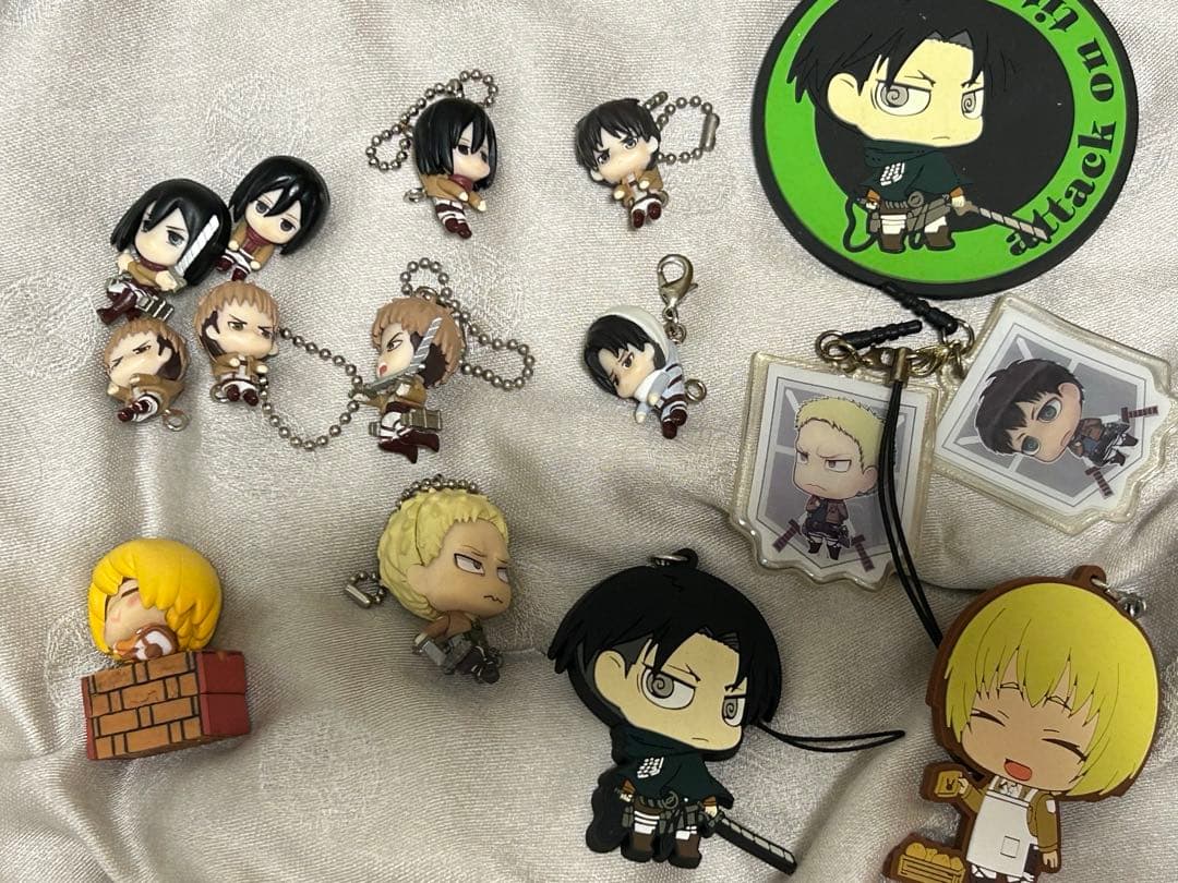 進撃の巨人 つまんでつなげてマスコット キーホルダー ガチャなど
