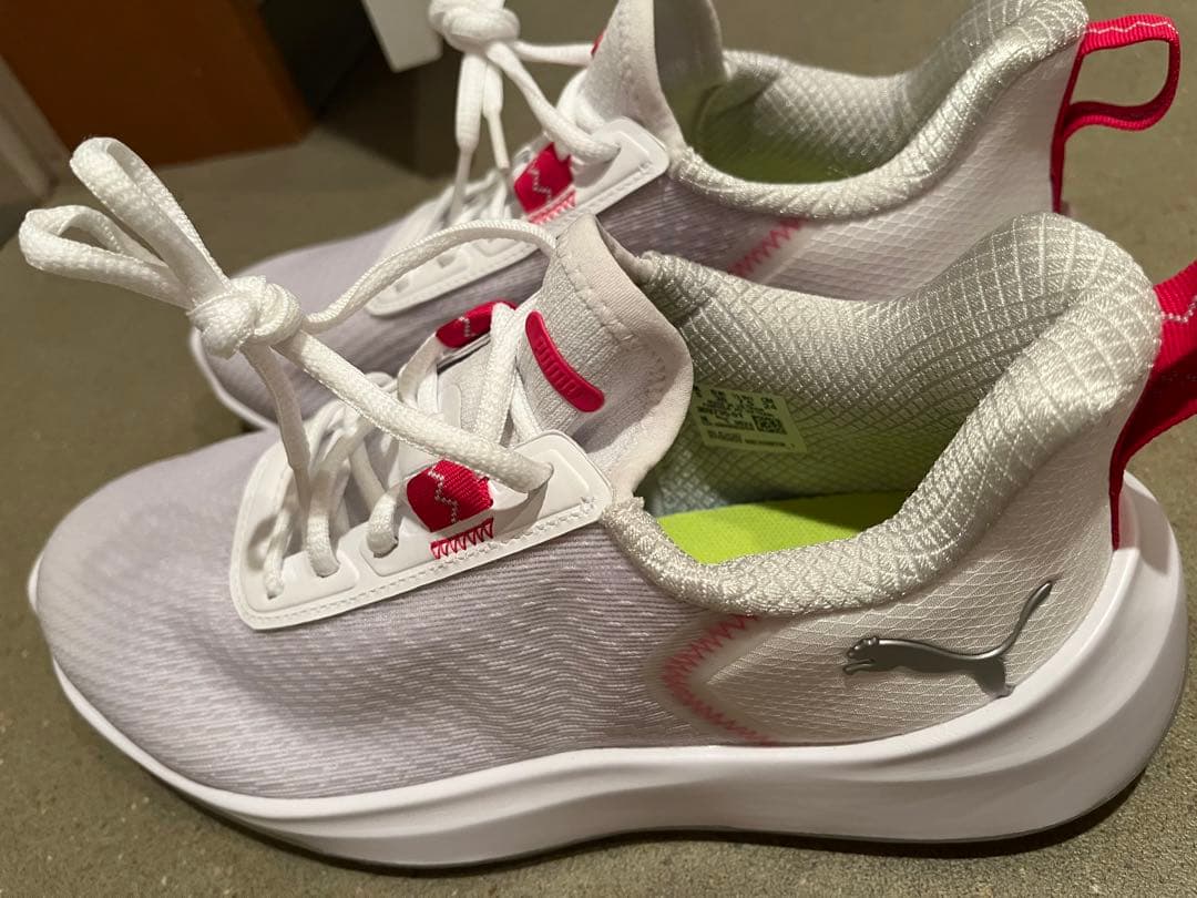 (新品)Puma スポーツシューズ ホワイト/ピンク