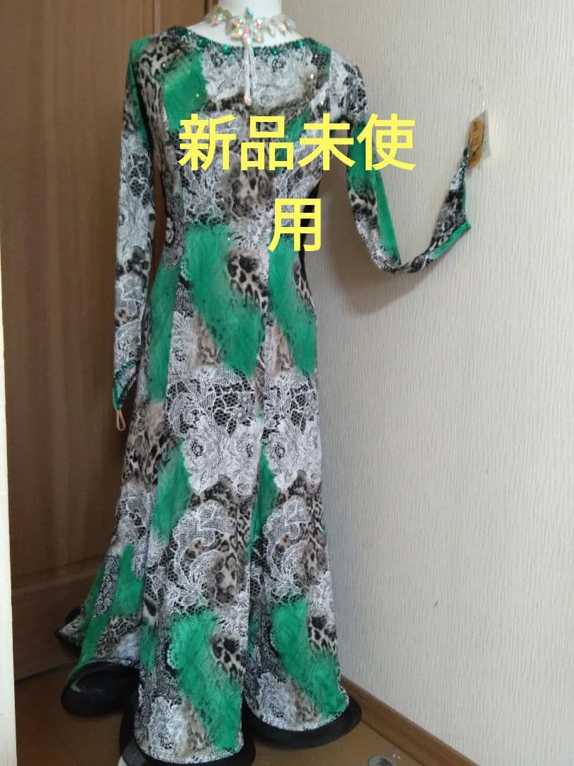 社交ダンス用ドレス 緑と黒のレオパード柄、グリーンのラインストーンが素敵なドレス