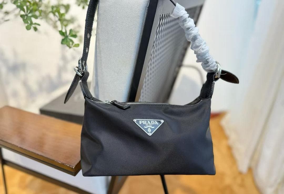 PRADA ブラックレザートートバッグ