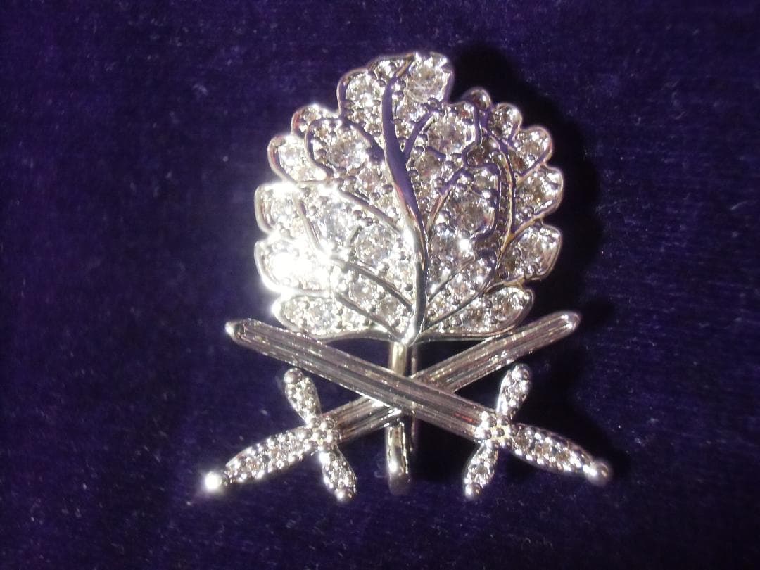 ⊞ドイツ軍の勲章/徽章＊騎士鉄十字勲章＊リボンループ銀色（ＣＯＰＹ/複製品）