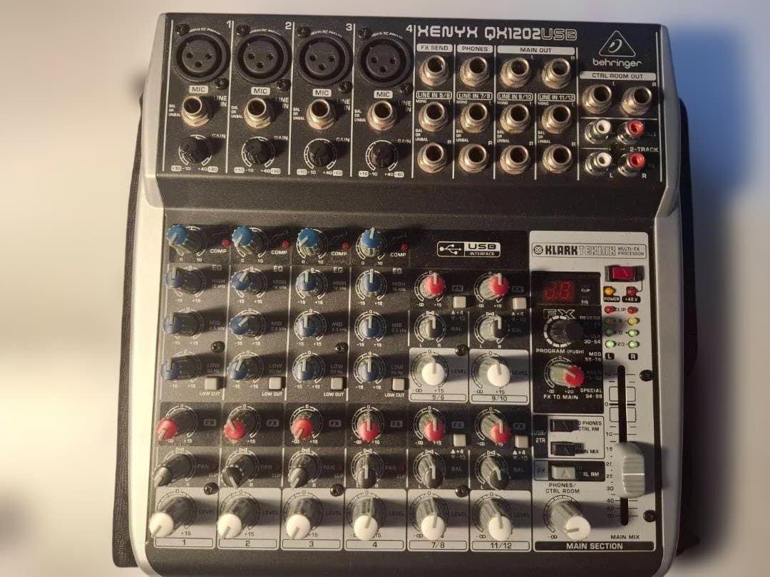 Behringer Q1202USB パワードミキサー