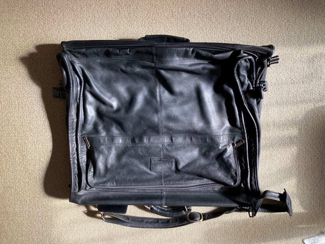 レザーのガーメントバッグ