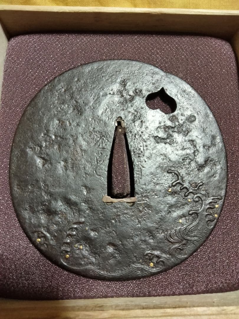 鉄地大鍔　鐔　(山城国伏見住金家　波濤に猪目図)　江戸時代　後代金家　無櫃　箱付