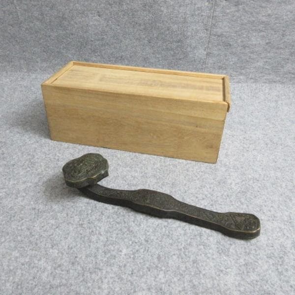 宣徳銅雲に鶴吊燭に蓮図如意箱入り [B28401]