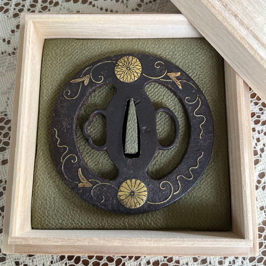 菊花紋の透かし鉄鍔