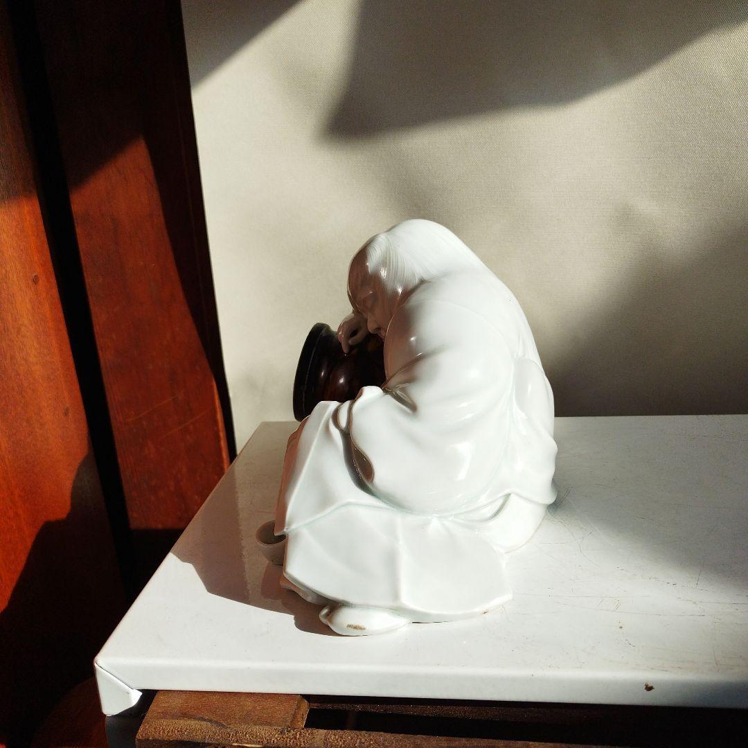 白磁壺だいた小年。