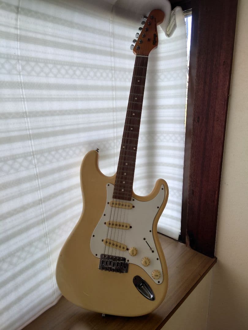 ストラトキャスター エレキギター クリーム色