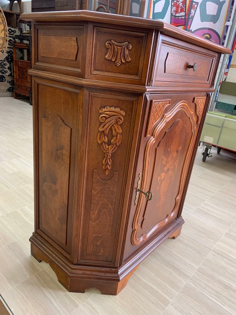 クラシック木製アンティーク家具　鍵付き