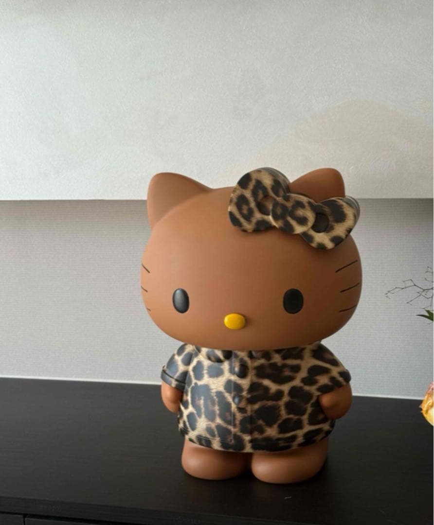 ハローキティ PVC貯金箱約38cm ヒョウ柄