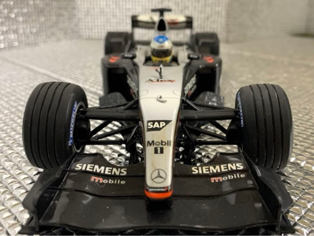 【ミニチャンプス　マクラーレン　メルセデス　MP4-18 2003年1/18】