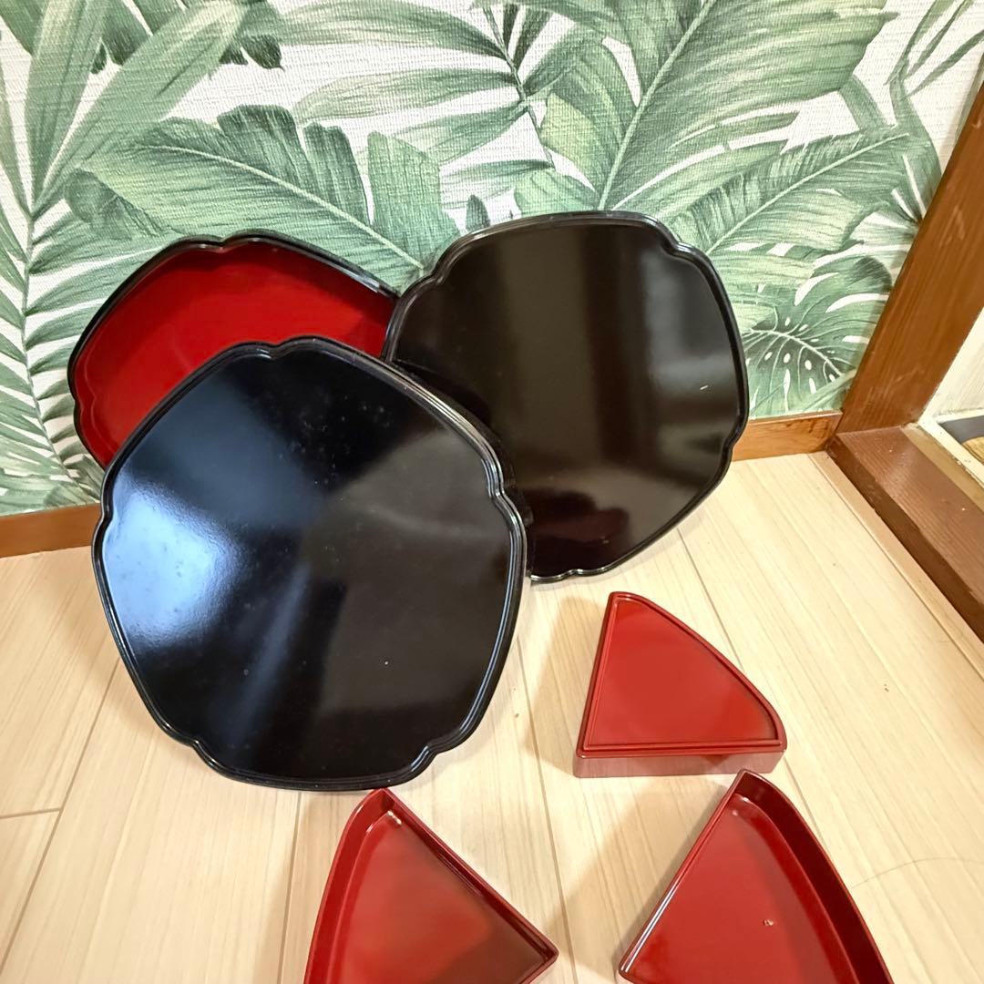 梅形松花堂＊枞草、黒い重箱 2段お節料理や弁当花見等花と蝶の装飾付きかなり古い