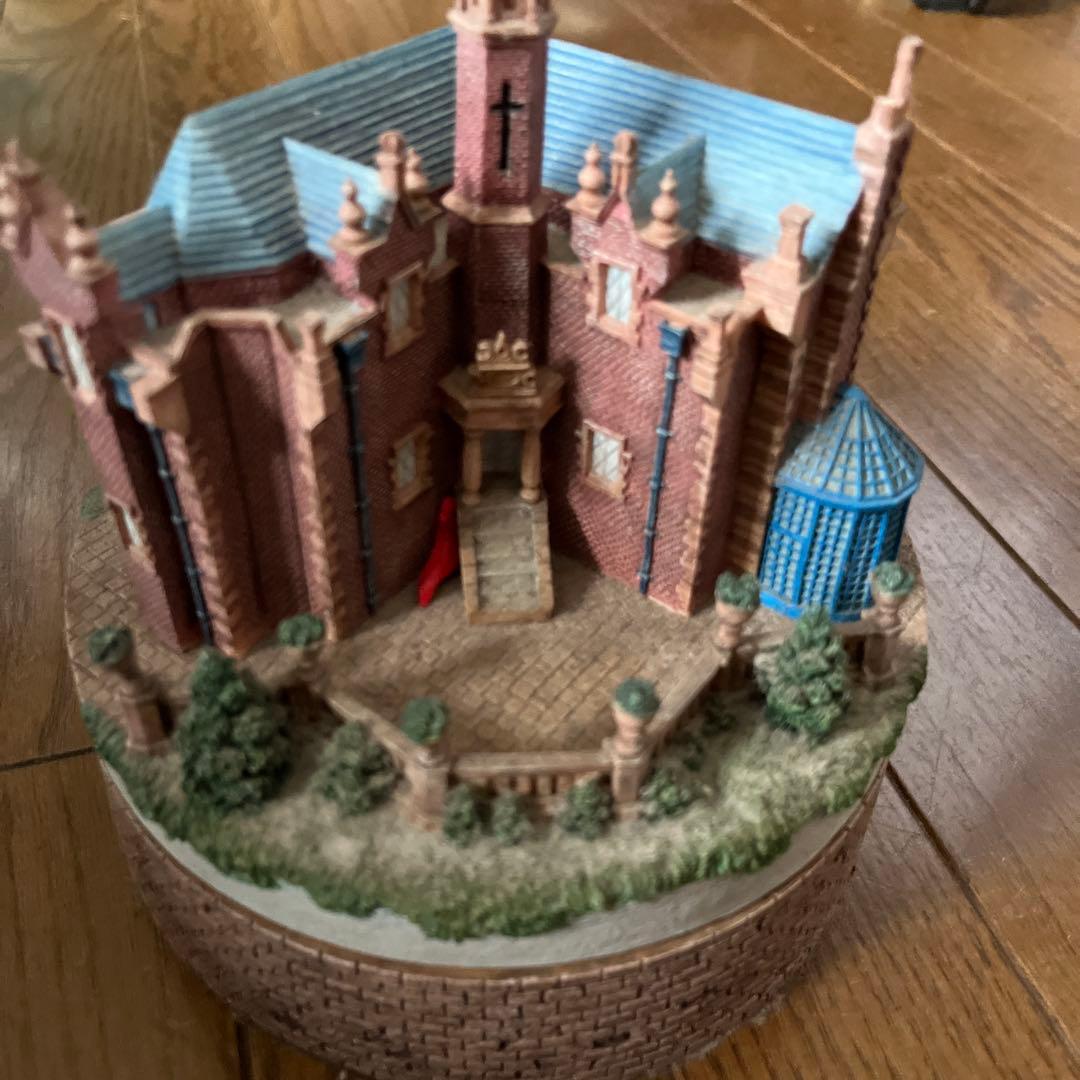 ホーンテッドマンション　ゴシック様式の建物ミニチュア　フィギュア