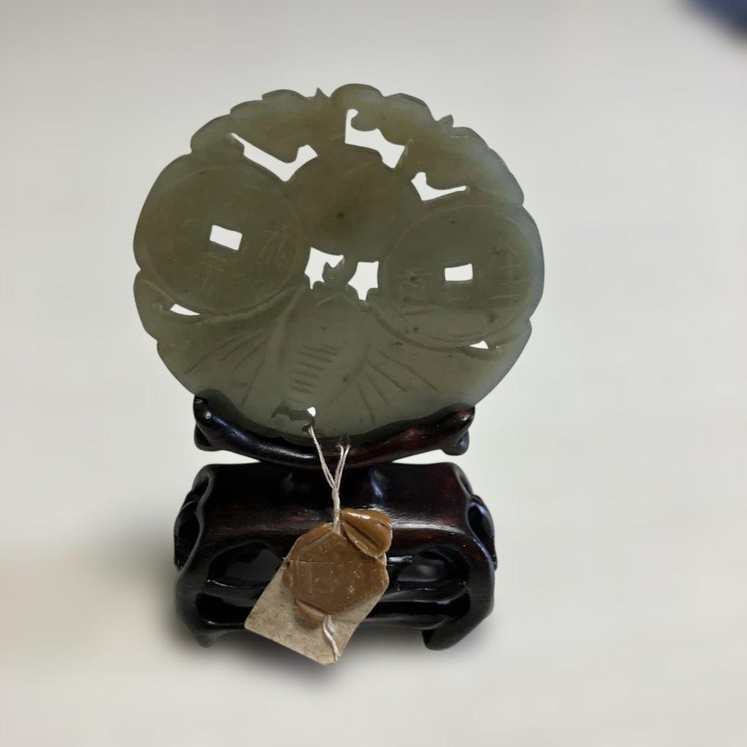 硯屏、翡翠 花模様 彫刻 木製台座付き