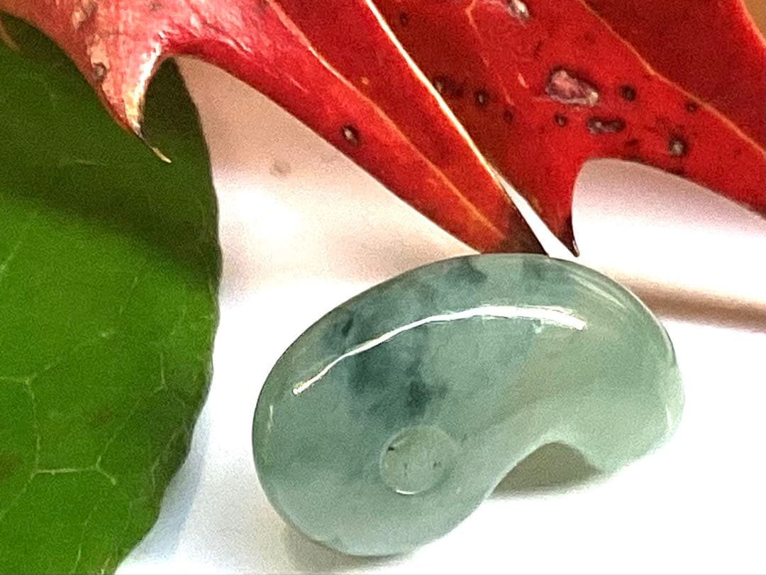 ✳鑑別書を取得するほどの驚きの透明感‼️糸魚川翡翠ジェダイト勾玉　コレクションに‼️