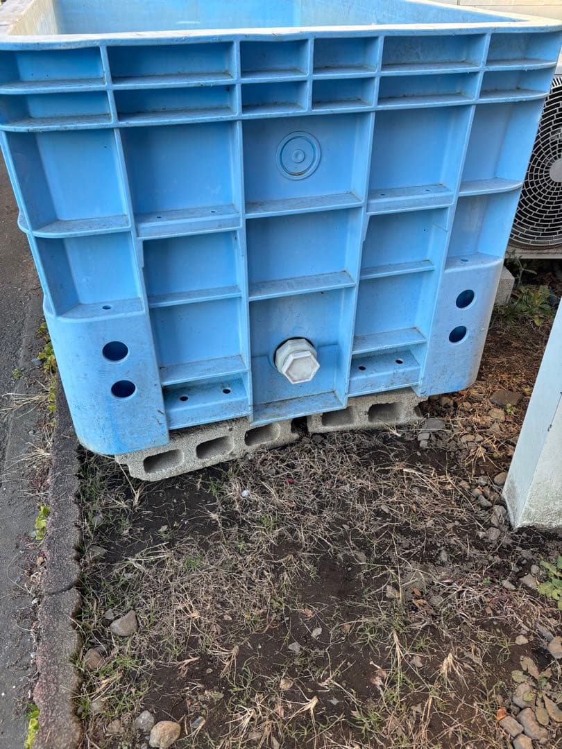 大型プラスチック水槽 青