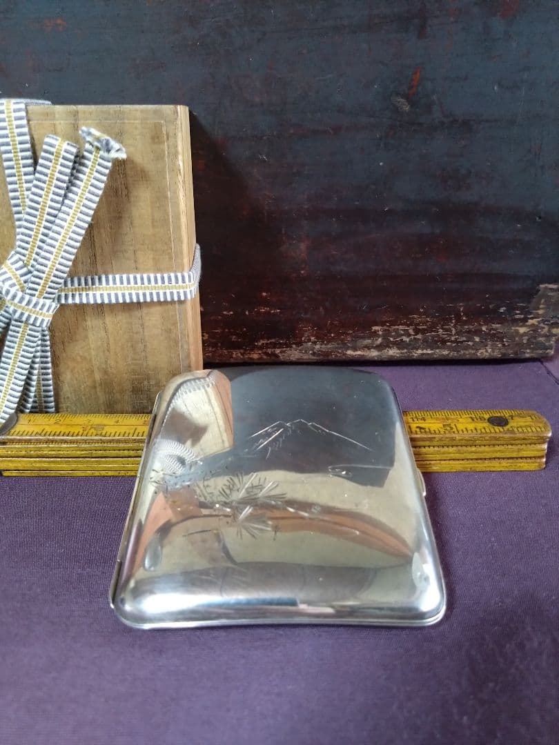 銀無垢   彫金  富士山 枝松葉彫 シガレットケース   「清哉刻」刻銘