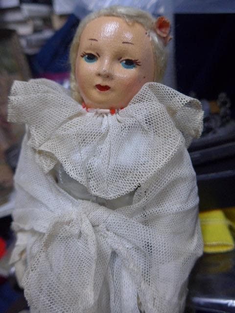 レースをまとったコンポジションヘッドの古い人形です。
