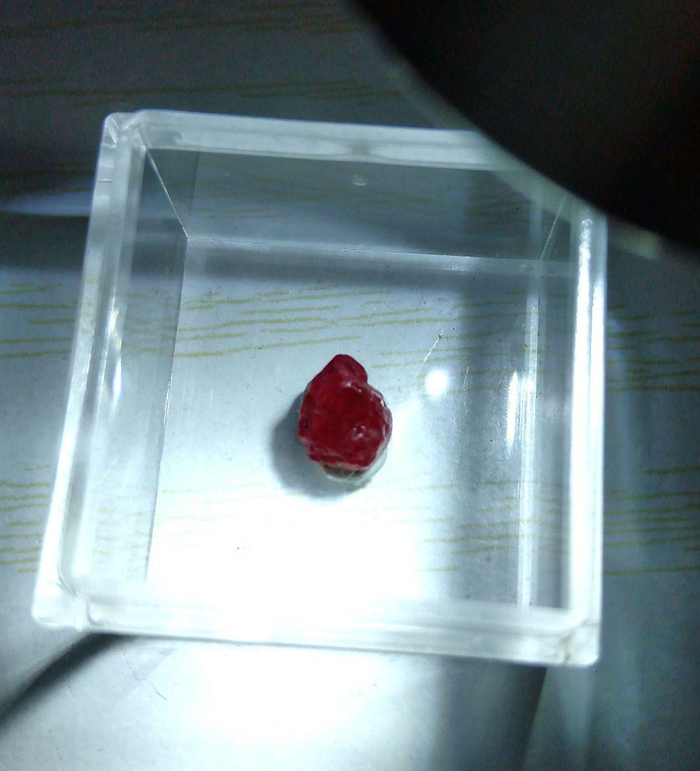 ピジョンブラッド ルビー　蛍光宝石鉱物標本