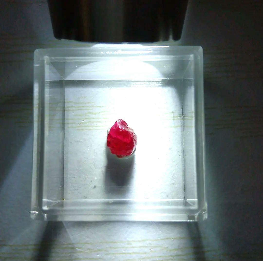 ピジョンブラッド ルビー　蛍光宝石鉱物標本