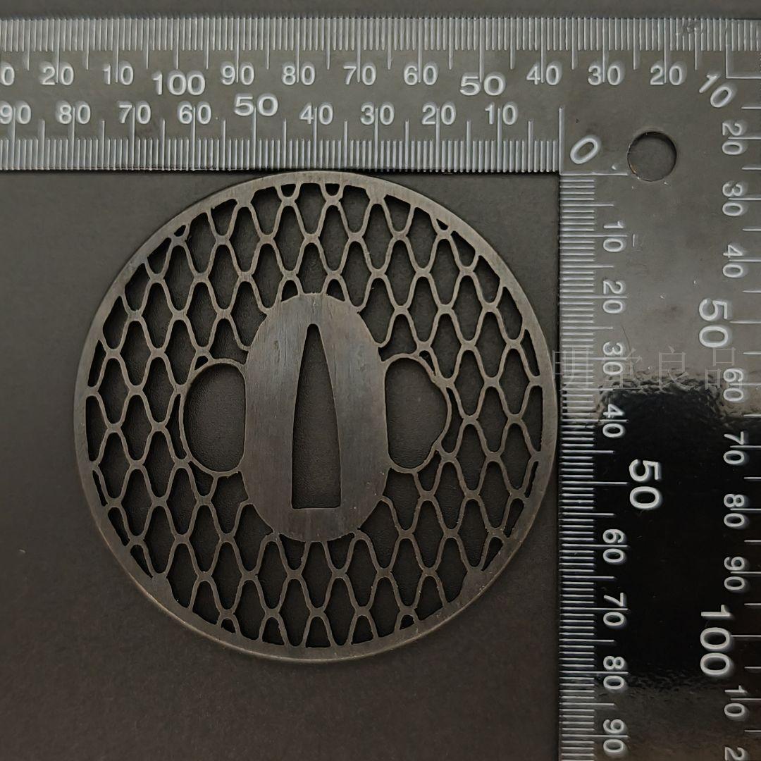 LH04　日本刀装具　刀鍔　網の図　鉄地　金工品　透　鍔　刀剣美術