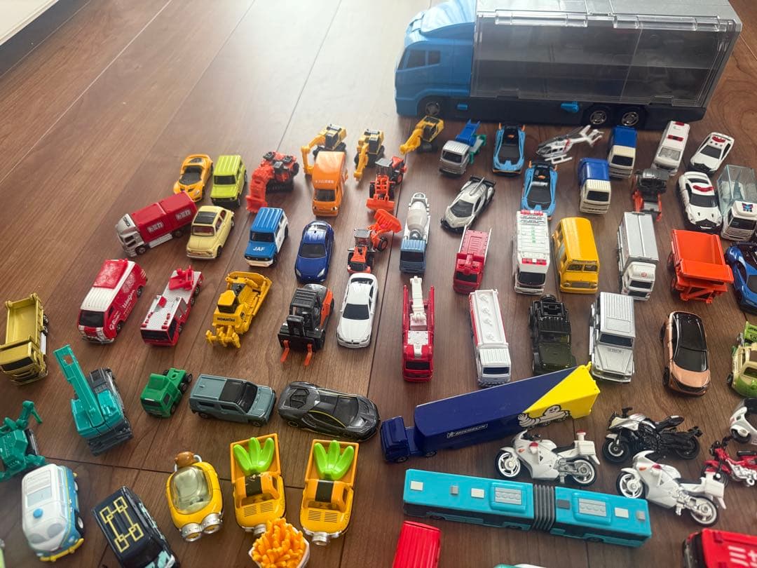 トミカ　まとめ 約100台弱　コンボイ付き　カーズ 鬼滅　すみっこ等