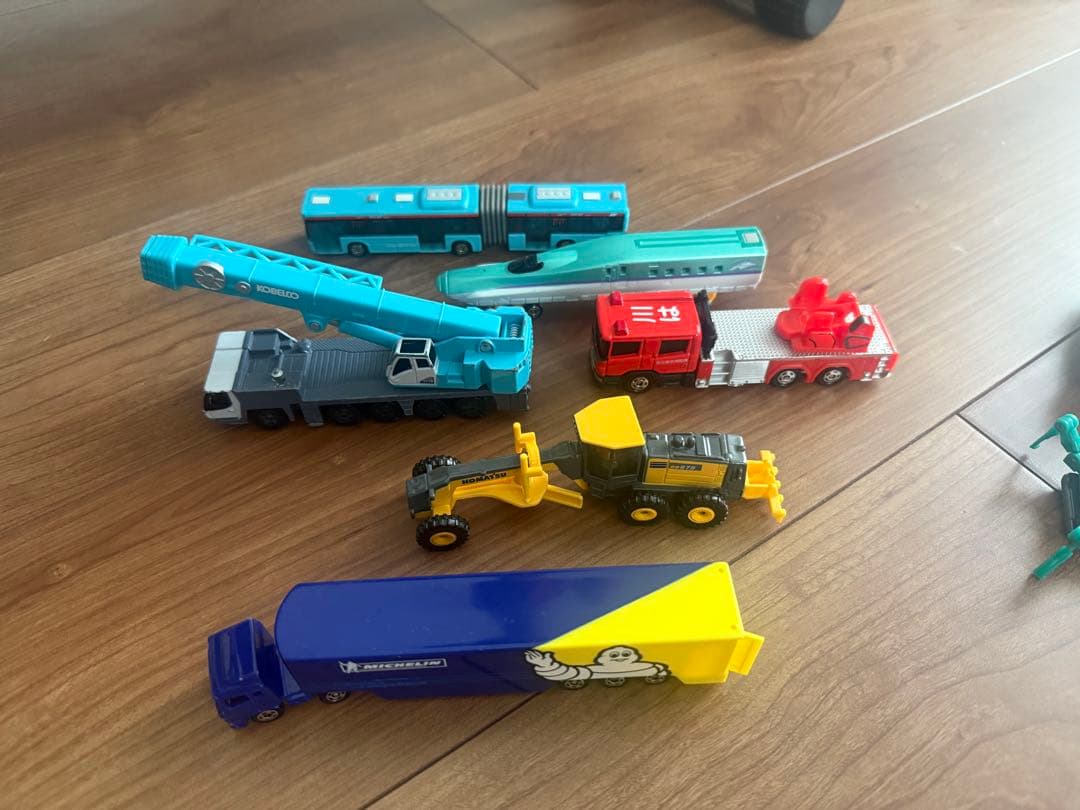 トミカ　まとめ 約100台弱　コンボイ付き　カーズ 鬼滅　すみっこ等