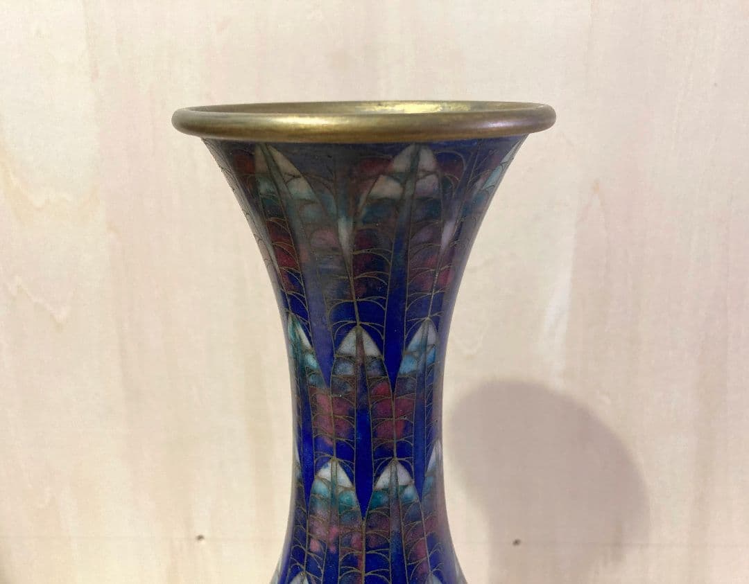 七宝の壺花瓶 ●品のある落ち着いた色彩の絵付け 高さ３１．５cm ●