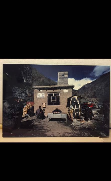 アフマド・シャー・マスード 弾薬庫前で書類を見るマスード 特大パネル 長倉洋海