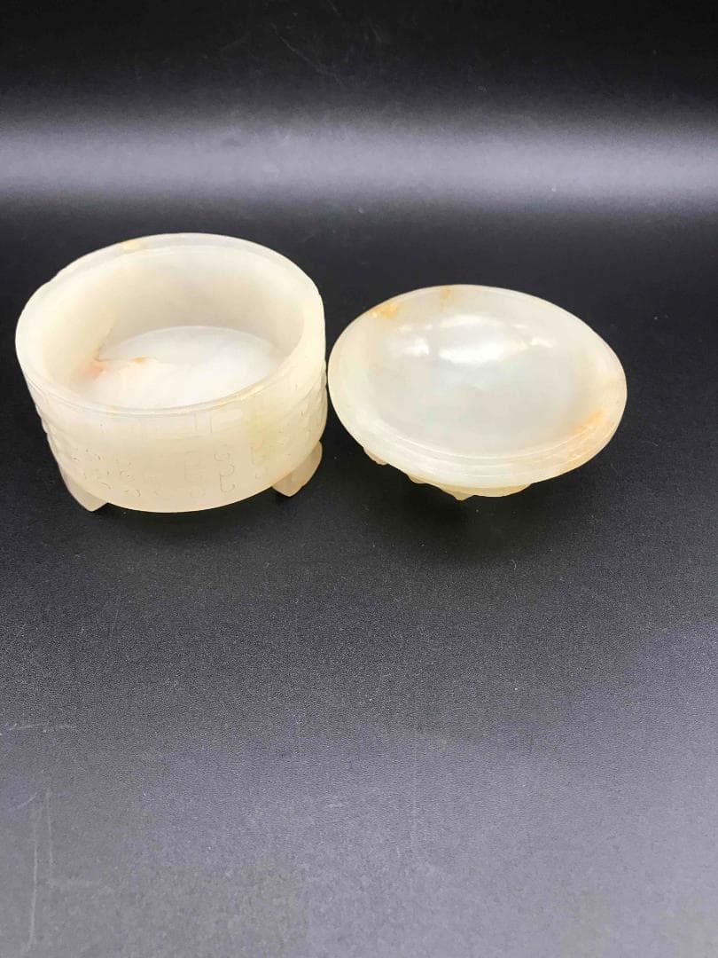 清時代　和田玉 神獣双龍鈕鼓釘浮彫三足香炉　香合　香盒　蓋付き(F-59)