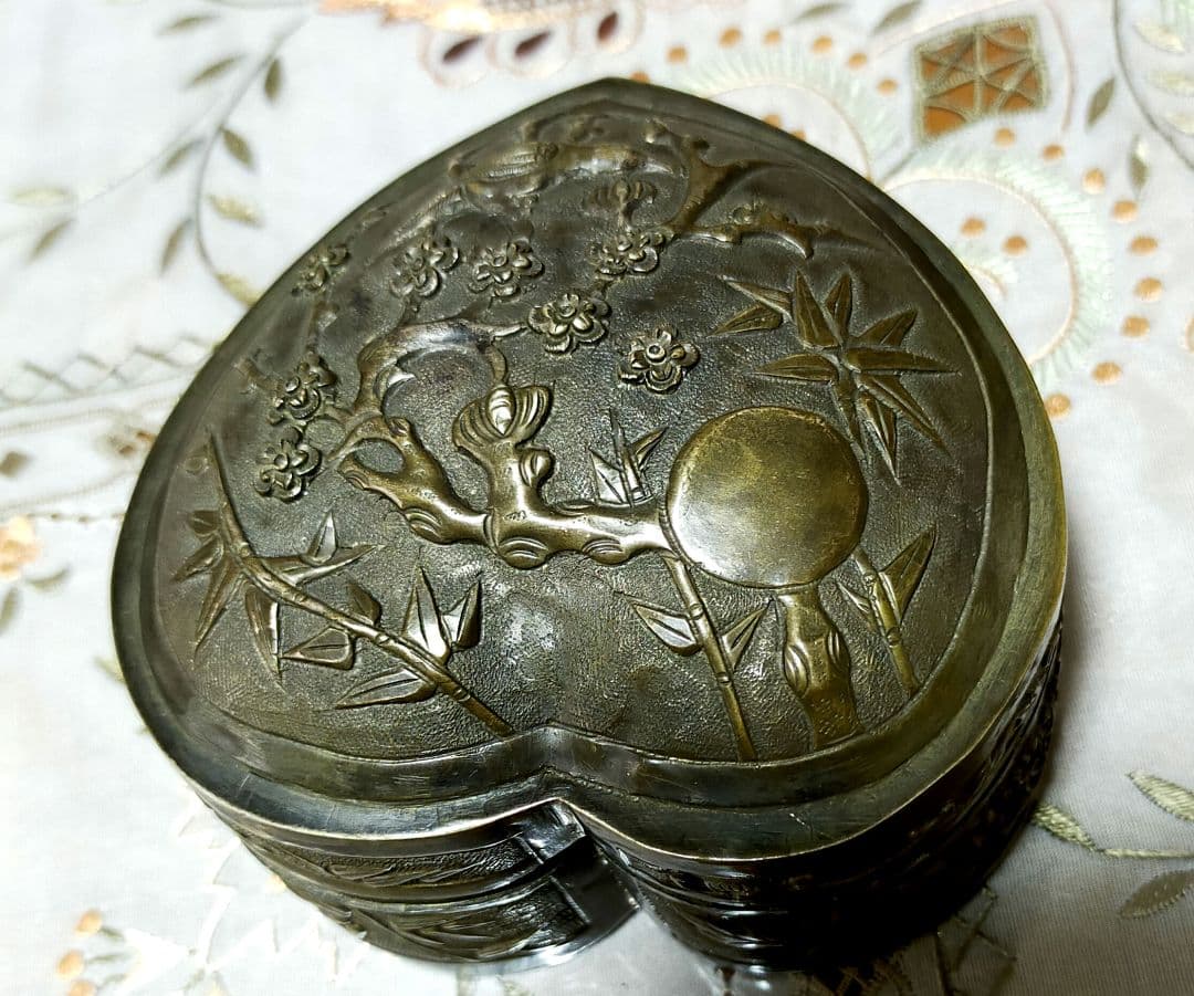 セール✨アンティーク金属細工古銅　花、竹、鳥紋浮彫　ハート型香合　小物入れ手作り