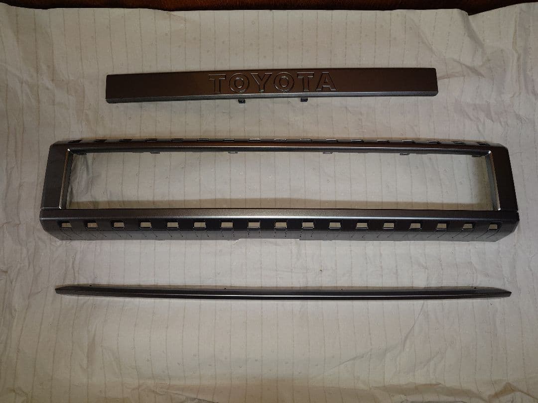 【新品未使用】ランドクルーザー250vx グリル＆ガーニッシュ＆フードモール