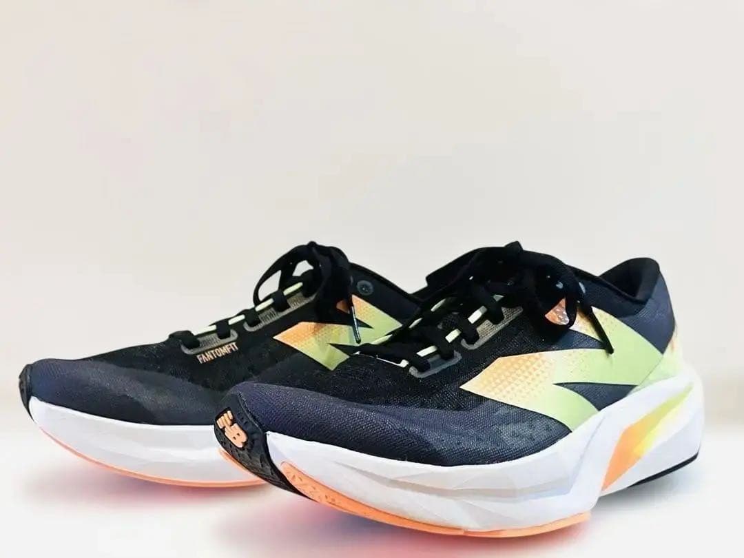 New Balance FuelCell v4ランニングシューズ　25.5cm