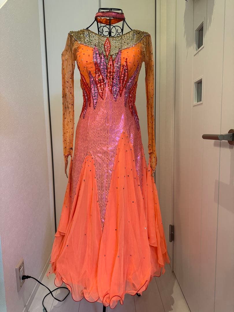 ダンスドレス　　オレンジ　　スパンコール装飾