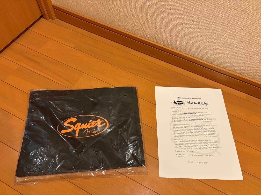 q*a様 Hello Kitty mini guitar Squier by F
