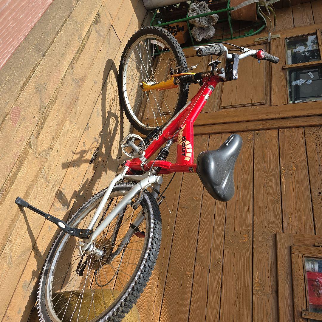 赤いマウンテンバイク