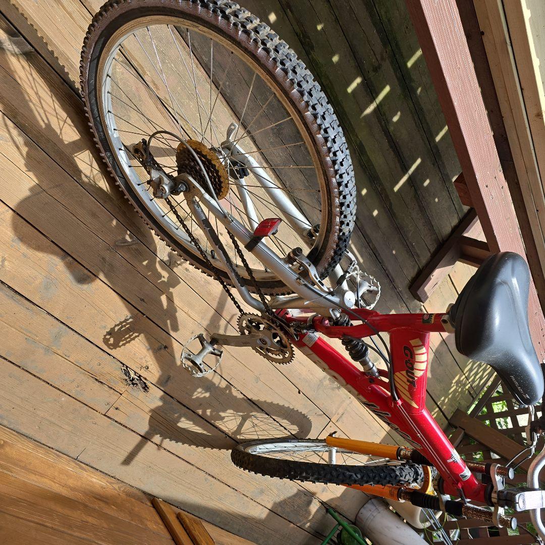 赤いマウンテンバイク