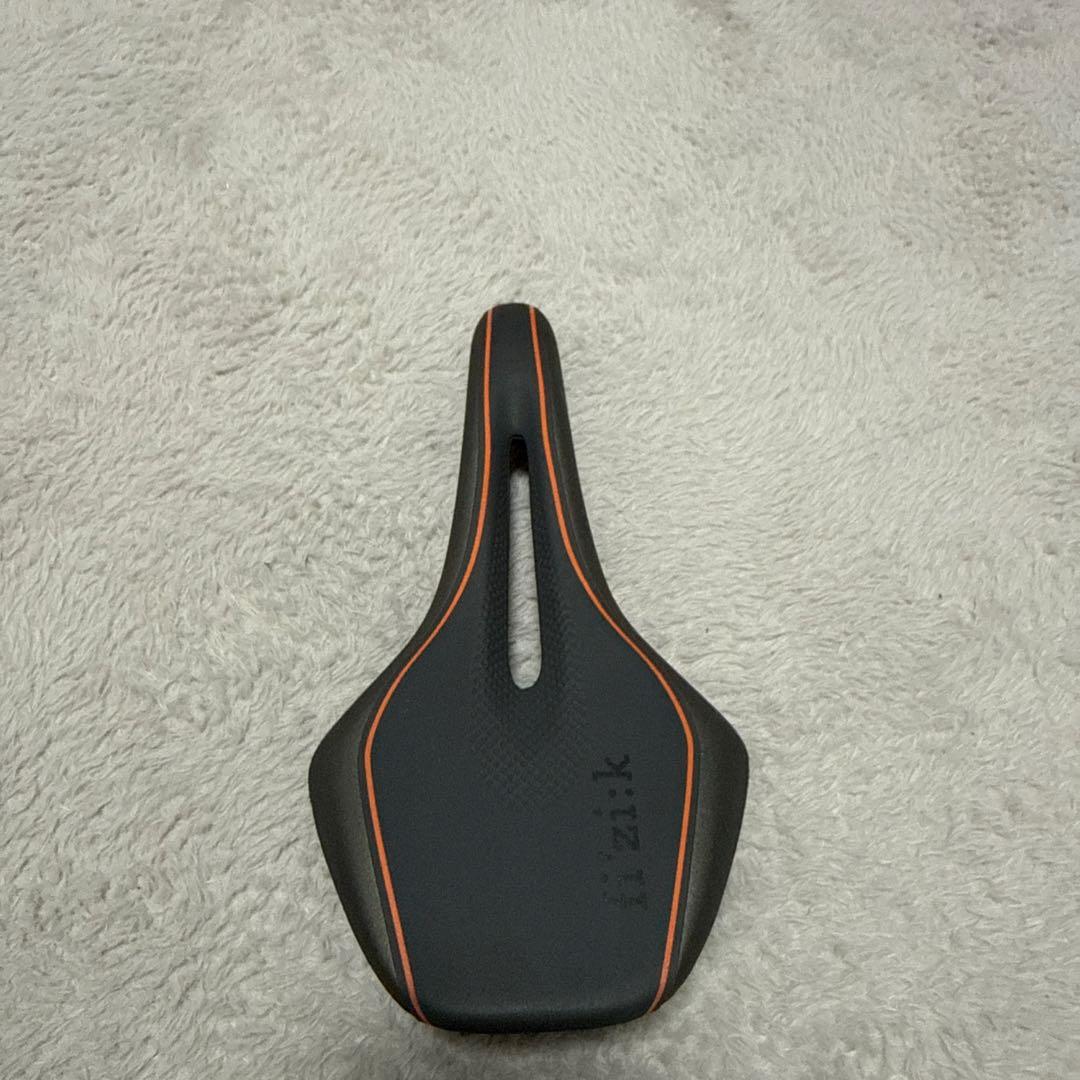 fizik サドル 黒/オレンジ