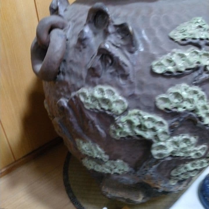 動物モチーフの陶器の大きな壺